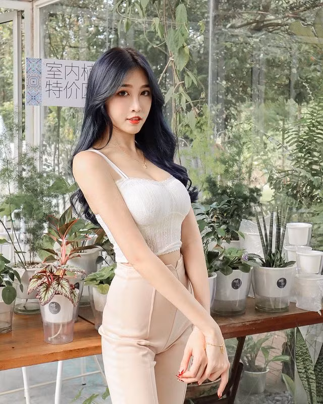 Trên cá nhân của cô nàng, các fan hâm mộ luôn được mãn nhãn bởi ngập tràn những bức ảnh xinh đẹp lung linh của thần tượng. Fedora Ng cũng thường chia sẻ về mỹ phẩm, thời trang và dịch vụ làm đẹp.