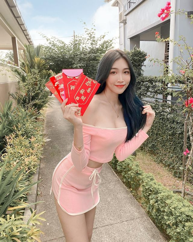 Theo tìm hiểu, Fedora Ng bắt đầu nổi lên sau khi giành chiến thắng tại cuộc thi Miss Malaysia Cheongsam năm 2016. Nhờ ngoại hình sáng, nét mặt thanh tú, nụ cười ngọt ngào và thân hình đẹp chuẩn, Fedora Ng nhanh chóng có thêm nhiều fan.