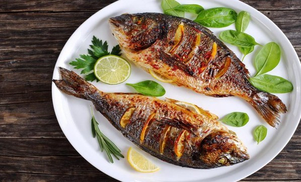 Thực ra, bước đầu tiên này không phải đổ dầu, bạn nên làm thêm một bước nữa rồi mới đổ dầu vào chảo, đó là lau chảo bằng gừng tươi.