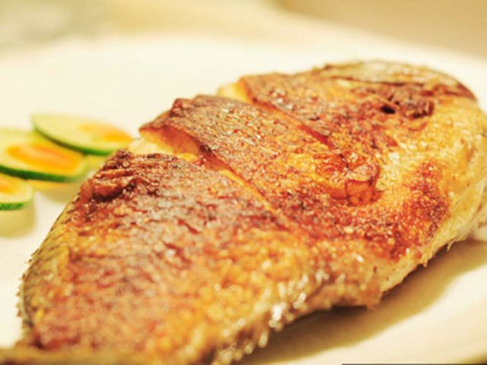 Ở bước này, đầu tiên bạn dùng gừng lau qua lau lại trong chảo, tiếp đó thêm một chút đường trắng vào, tiếp đó mới đổ lượng dầu ăn vừa đủ vào chảo.