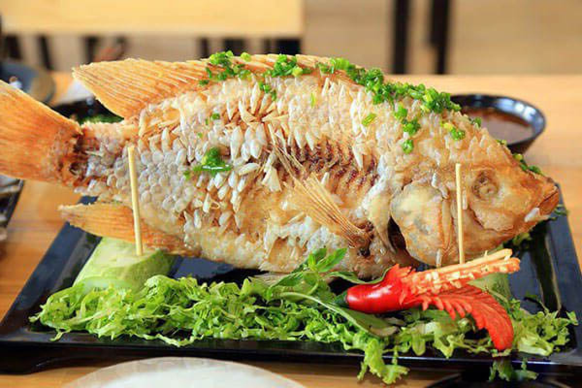 Khi dầu trong chảo nóng lên, bạn từ từ cho cá vào rán. Khi rán cá nhớ để lửa nhỏ và đều. Đến khi cá vàng một mặt hãy lật lại.