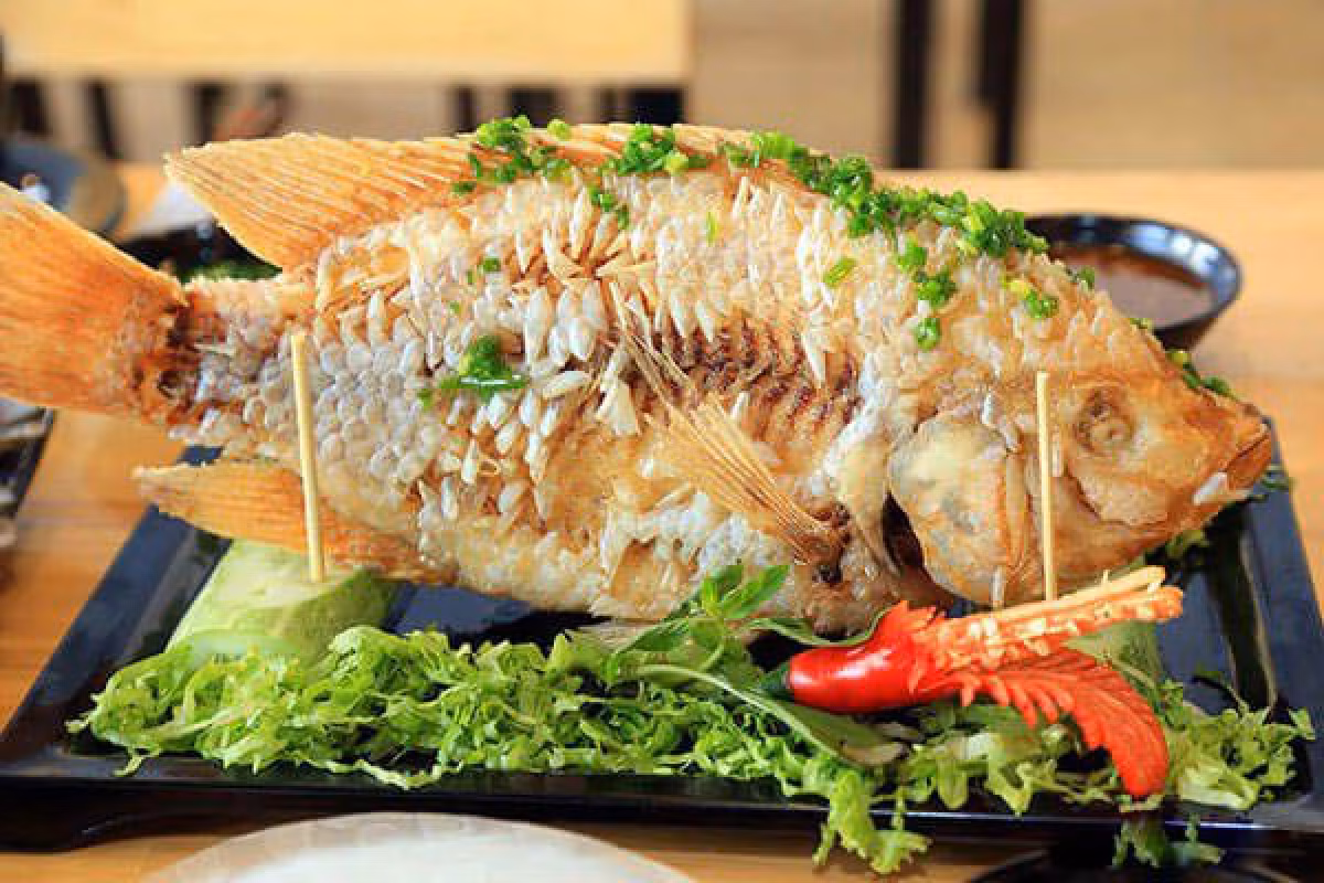 Khi dầu trong chảo nóng lên, bạn từ từ cho cá vào rán. Khi rán cá nhớ để lửa nhỏ và đều. Đến khi cá vàng một mặt hãy lật lại.