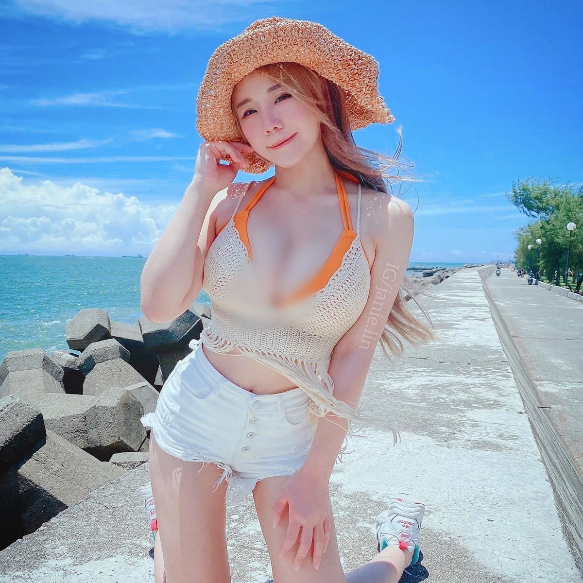 Nê Nê vốn nổi tiếng là vừa có tài vừa có sắc. Cô nàng từng đạt điểm rất cao khi thi vào trường đại học, thành tích học tập cũng tốt, được đánh giá cao.