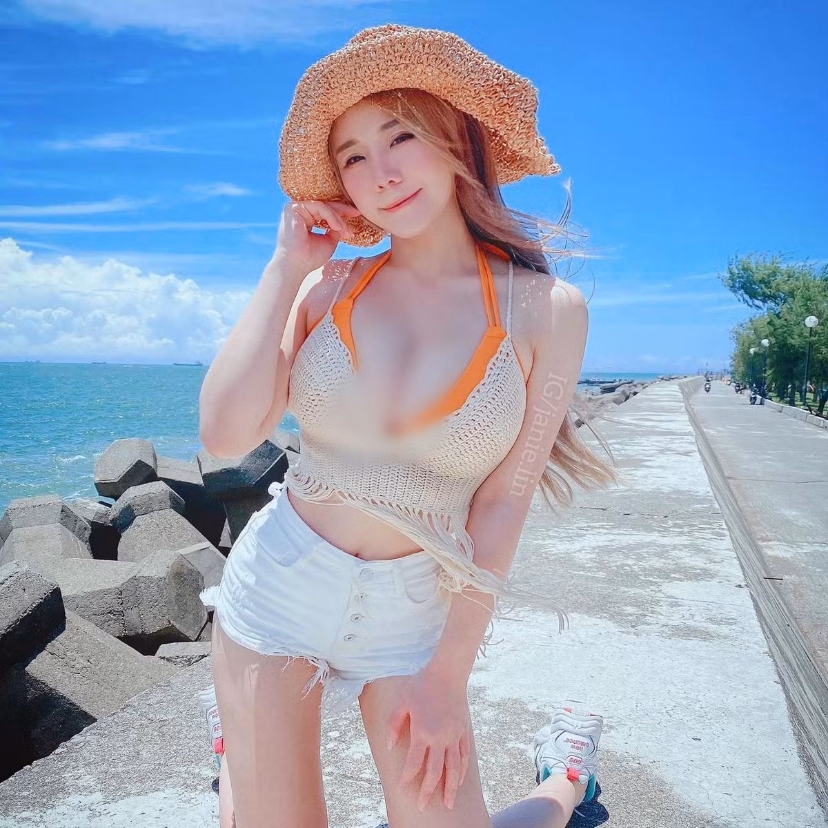 Nê Nê vốn nổi tiếng là vừa có tài vừa có sắc. Cô nàng từng đạt điểm rất cao khi thi vào trường đại học, thành tích học tập cũng tốt, được đánh giá cao.