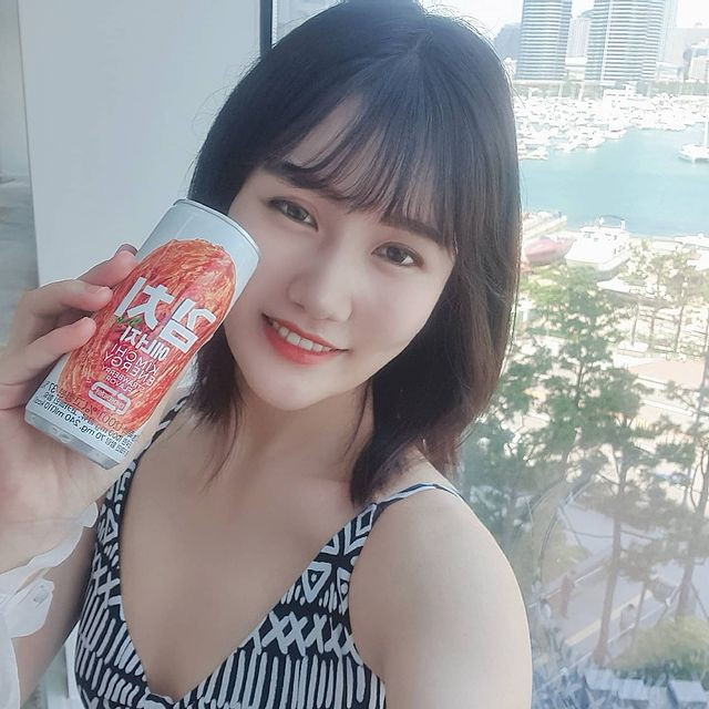 Khá nhiều người cho biết, trước khi uống thử, họ tò mò không biết mùi vị có gì lạ không và khá thận trọng nhưng khi uống rồi thì cảm giác chua ngọt hơi có vị dâu tây.