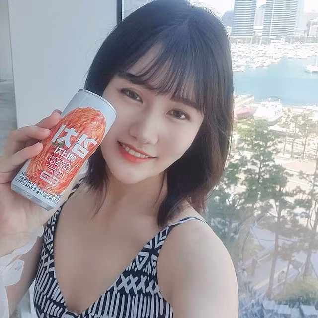 Khá nhiều người cho biết, trước khi uống thử, họ tò mò không biết mùi vị có gì lạ không và khá thận trọng nhưng khi uống rồi thì cảm giác chua ngọt hơi có vị dâu tây.