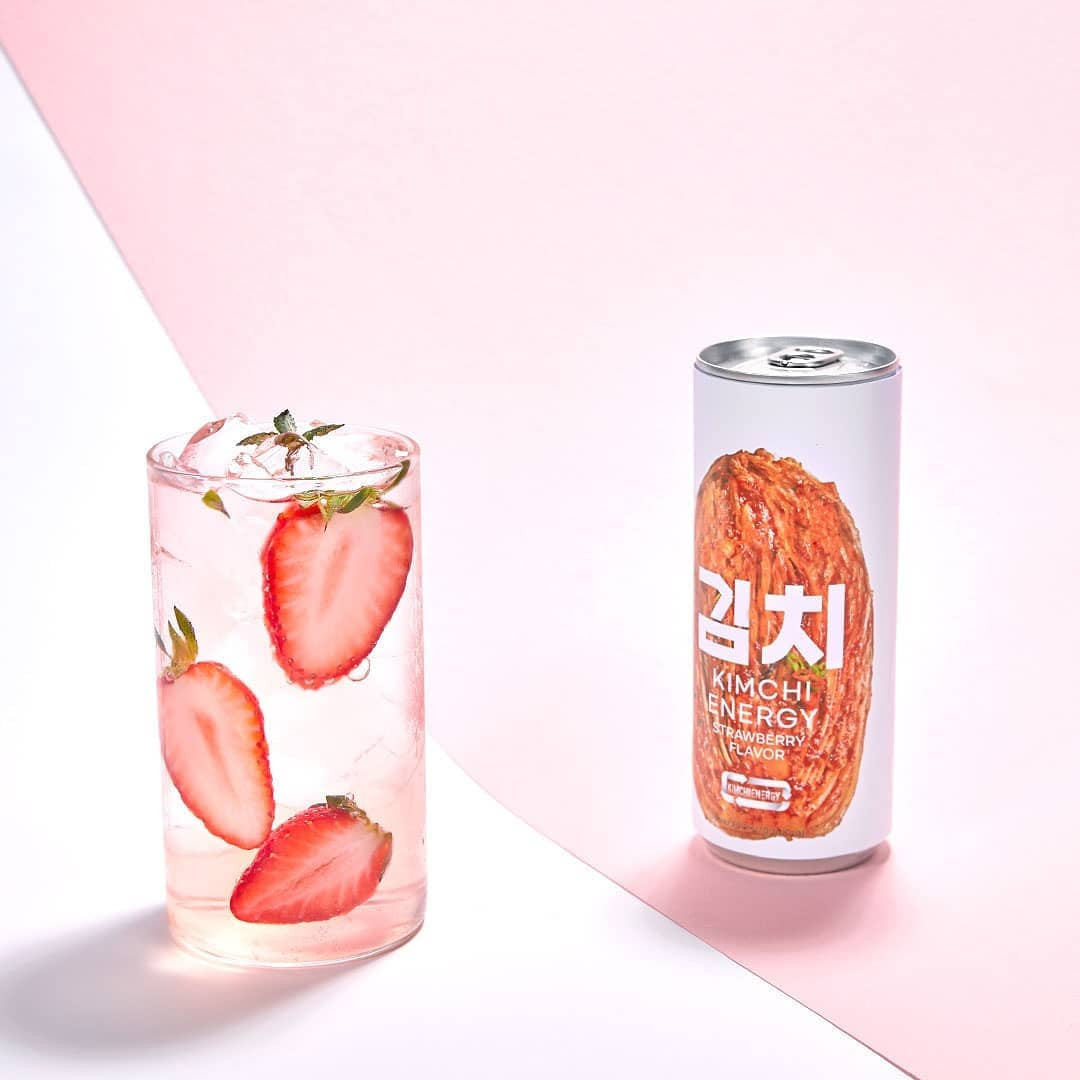 Theo tìm hiểu, nước tăng lực kimchi không có vị chua gắt hay cay đậm đà như kim chi truyền thống. Nhiều người uống qua nói rằng loại nước tăng lực đặc biệt này có vị chua chua ngọt ngọt, ngậy nhưng không béo.