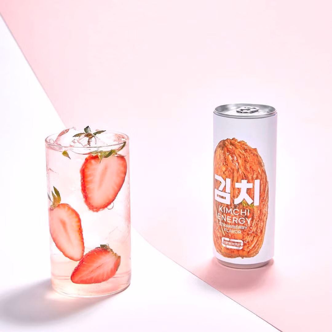 Theo tìm hiểu, nước tăng lực kimchi không có vị chua gắt hay cay đậm đà như kim chi truyền thống. Nhiều người uống qua nói rằng loại nước tăng lực đặc biệt này có vị chua chua ngọt ngọt, ngậy nhưng không béo.