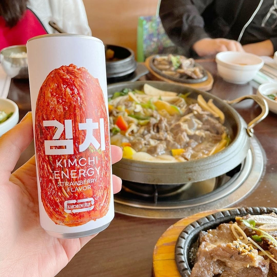 Khi ăn cơm bị ngán ngấy vì quá nhiều dầu mỡ, nhấp một hớp nước tăng lực kim chi sẽ khiến bạn loại bỏ cảm giác chán ăn và ăn ngon miệng hơn.