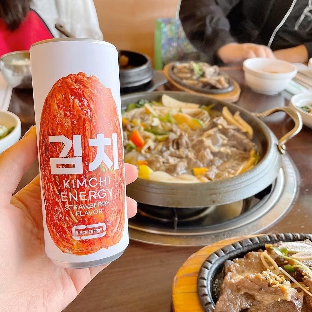 Khi ăn cơm bị ngán ngấy vì quá nhiều dầu mỡ, nhấp một hớp nước tăng lực kim chi sẽ khiến bạn loại bỏ cảm giác chán ăn và ăn ngon miệng hơn.