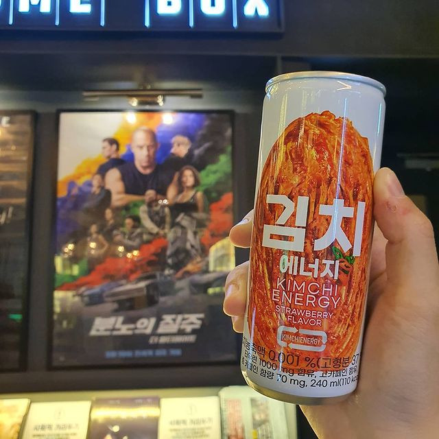 Không chỉ có loại nước tăng lực này rất đặc biệt, mới đây, một nhà sản xuất Hàn Quốc cũng tung ra thị trường loại kẹo cao sư vị dưa hấu, bên ngoài là hình quả dưa hấu xanh, bên trong là màu đỏ, hai vị hòa quyện với nhau khá đặc biệt.