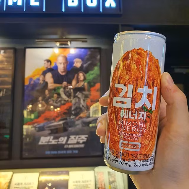 Không chỉ có loại nước tăng lực này rất đặc biệt, mới đây, một nhà sản xuất Hàn Quốc cũng tung ra thị trường loại kẹo cao sư vị dưa hấu, bên ngoài là hình quả dưa hấu xanh, bên trong là màu đỏ, hai vị hòa quyện với nhau khá đặc biệt.