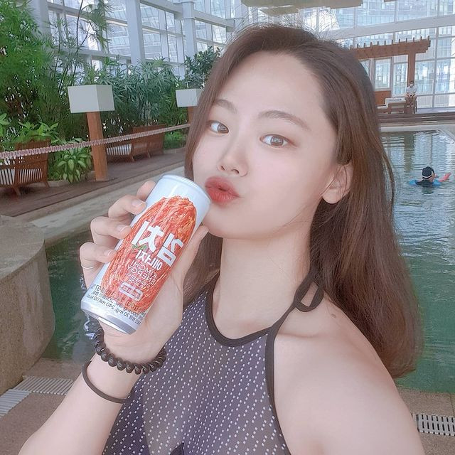 Theo nhà sản xuất thì đây là nước tăng lực chiết xuất từ kim chi, một lon 240ml được bán với giá 3000 Won (~63.000đ). Trên bao bì còn in hình món kim chi cải thảo trông rất bắt mắt.