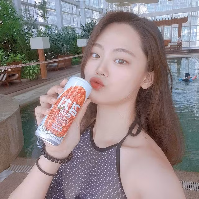 Theo nhà sản xuất thì đây là nước tăng lực chiết xuất từ kim chi, một lon 240ml được bán với giá 3000 Won (~63.000đ). Trên bao bì còn in hình món kim chi cải thảo trông rất bắt mắt.