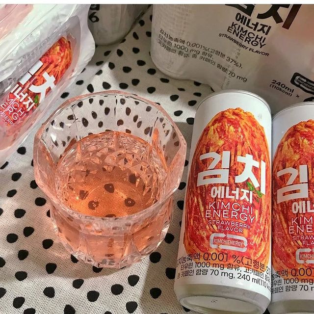 Nhiều cô gái Hàn Quốc mua nước tăng lực kim chi vì bao bì và màu sắc của loại thức uống này rất đẹp.