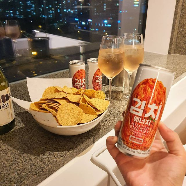 Thêm vào đó, nước tăng lực kim chi có màu hồng nhạt trong suốt, rất đẹp nên thu hút được đông đảo bạn trẻ Hàn Quốc, đặc biệt là những cô gái ham thứ mới lạ đặt mua và trải nghiệm.