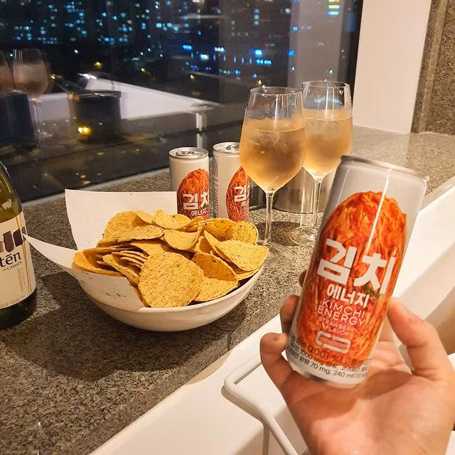 Thêm vào đó, nước tăng lực kim chi có màu hồng nhạt trong suốt, rất đẹp nên thu hút được đông đảo bạn trẻ Hàn Quốc, đặc biệt là những cô gái ham thứ mới lạ đặt mua và trải nghiệm.