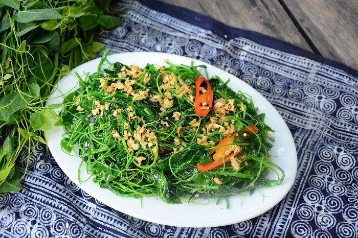 Khi cọng rau chín tới thì nếm bột canh, cho vừa miệng, lúc này nêm muối thì rau sẽ thơm ngon hơn.