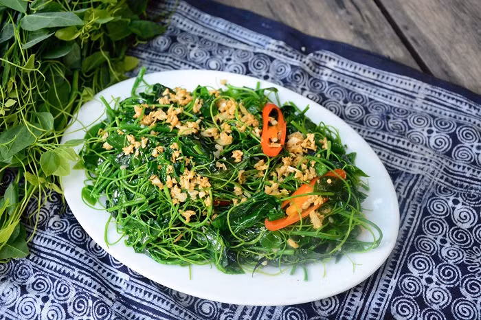 Khi cọng rau chín tới thì nếm bột canh, cho vừa miệng, lúc này nêm muối thì rau sẽ thơm ngon hơn.