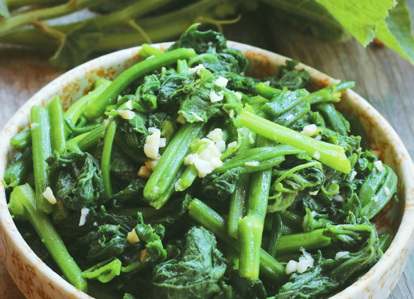 Theo kinh nghiệm của một đầu bếp nhiều kinh nghiệm người Trung Quốc, trước khi xào rau, phải đảm bảo nguyên liệu tươi ngon.