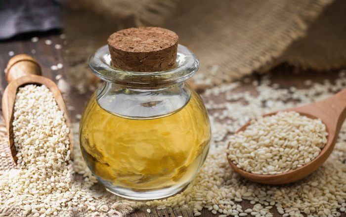 Theo tìm hiểu, dầu mè có vô vàn lợi ích với sức khỏe, được coi là nữ hoàng trong các loại dầu, có mùi thơm rất hấp dẫn và vị rất ngon. Theo nghiên cứu khoa học, dầu mè chứa các chất béo no không bão hoà, omega 3, omega 6, canxi đồng thời cũng chứa nhiều sắt và vitamin E, PP, hợp chất lignan, có tên sesamin (29 mg%) - một estrogen thực vật có tác dụng chống oxy hoá và chống ung thư, lecithin nuôi dưỡng tế bào da