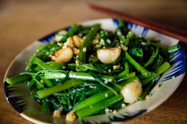 Tiếp đó khi rửa rau cũng chú ý đừng rửa nhẹ tay cho sạch rạp chất, đừng dùng vòi xả mạnh vì có thể làm nát rau, gây ra những vết thâm làm mất thẩm mỹ.