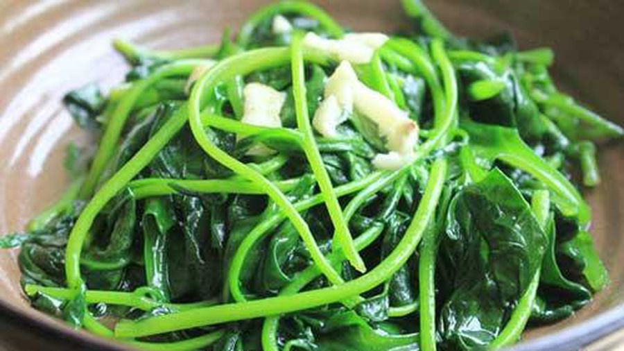 Đun nóng dầu trong chảo, khi cảm thấy nhiệt độ vừa đủ, đổ rau vào xào. Nhớ là xào rau phải vào lửa lớn thì rau sẽ ngon hơn, chín đều hơn.