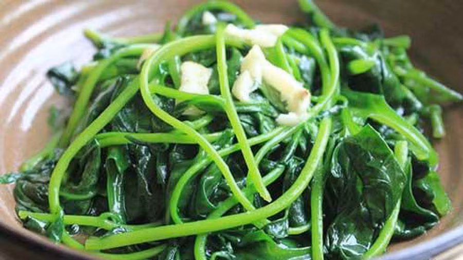 Đun nóng dầu trong chảo, khi cảm thấy nhiệt độ vừa đủ, đổ rau vào xào. Nhớ là xào rau phải vào lửa lớn thì rau sẽ ngon hơn, chín đều hơn.