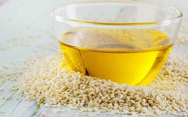 Tiếp đó đảo đều, cho một ít dầu mè vào chảo rồi lại đảo nhanh tay cho thấm. Dầu mè sẽ giúp món rau xào xanh ngắt và thơm hơn. Tuy nhiên lưu ý không được cho quá nhiều dầu mè vì sẽ ảnh hưởng đến mùi vị của rau. Món rau xào đơn giản như vậy đã hoàn thành rồi, bạn đã học được chưa?