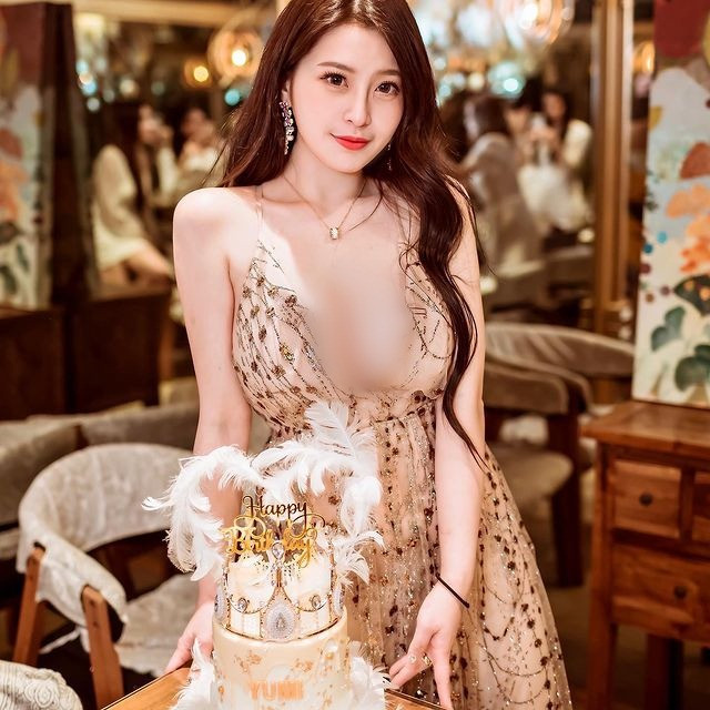 Tuy vậy, nữ người mẫu lại lựa chọn phong cách thiếu vải có phần phản cảm.