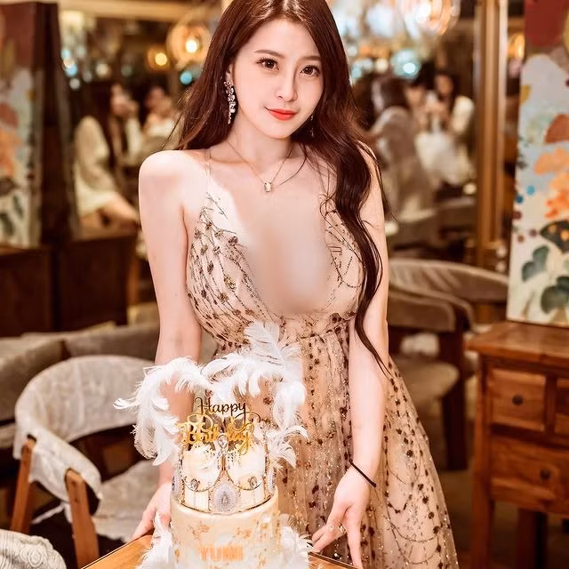 Tuy vậy, nữ người mẫu lại lựa chọn phong cách thiếu vải có phần phản cảm.