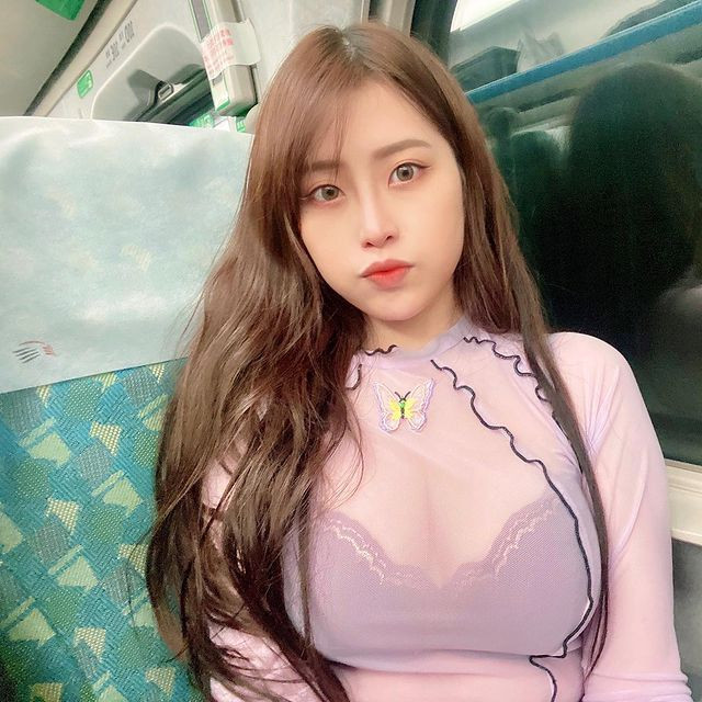 Phong cách áo lưới mỏng nửa kín nửa hở cũng là một trong những lựa chọn yêu thích của hot girl.