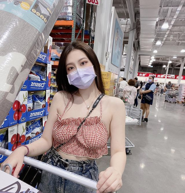 Nhiều người cho rằng, chiếc áo yếm của Yumi.K thực sự không thể che nổi vòng một khủng của cô nàng. Thêm vào đó, chiếc túi đeo chéo khiến bộ ngực của hot girl nổi bật hơn.