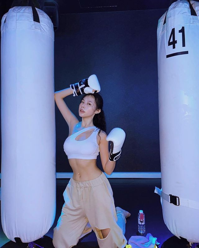 Hot girl cũng không ngại thử sức với những môn nặng và đòi hỏi kỹ năng cao như đấm bốc.