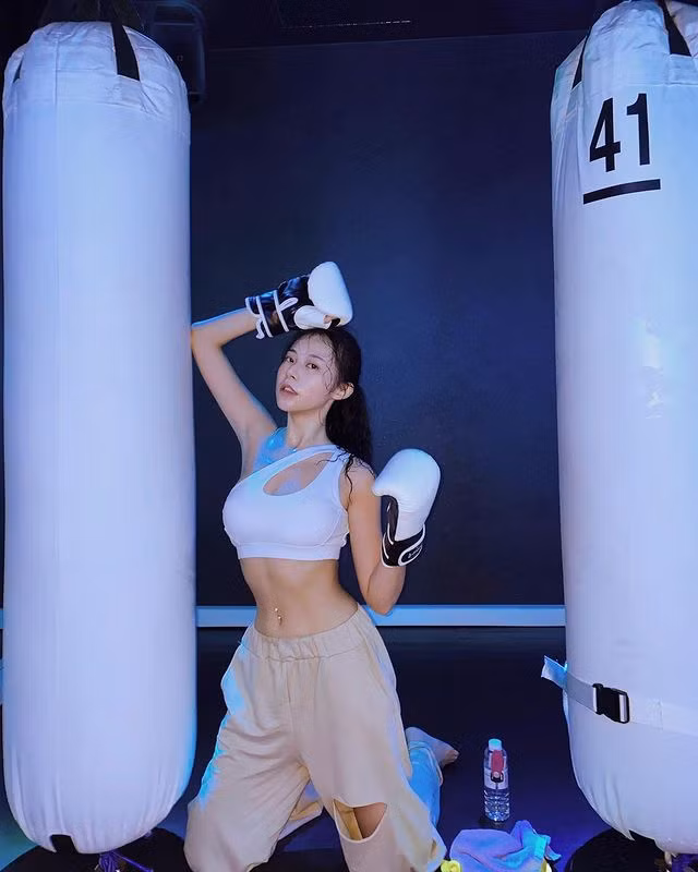 Hot girl cũng không ngại thử sức với những môn nặng và đòi hỏi kỹ năng cao như đấm bốc.