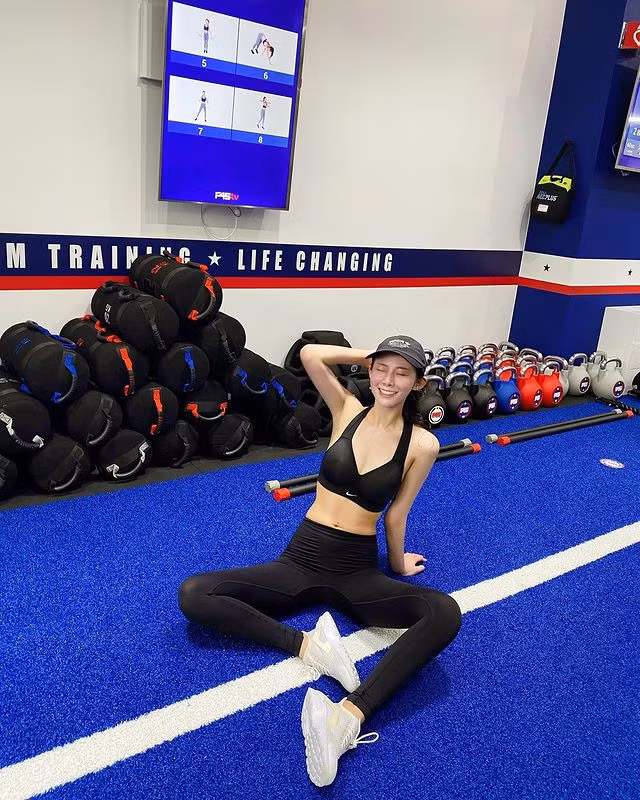 Hương Hương tích lũy được hơn 618.000 người theo dõi trên trang cá nhân cũng nhờ dáng vẻ xinh đẹp, gợi cảm nhưng không quá lố của mình.