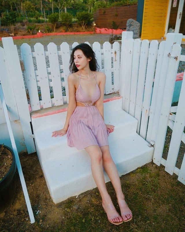 Trương Hương Hương là một trong nữ mẫu nữ được mệnh danh là "nữ thần thanh xuân" nhờ vẻ ngoài xinh đẹp, trẻ trung và thân hình đẹp chuẩn mực.