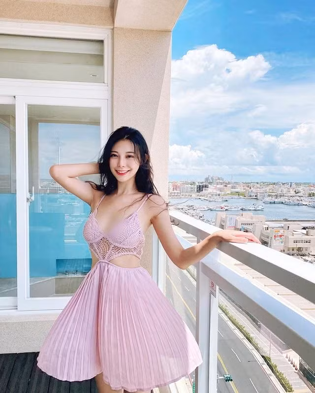 Chỉ cần xuất hiện, Hương Hương sẽ thu hút mọi ánh nhìn với vẻ xinh đẹp và khí chất nữ thần của mình.