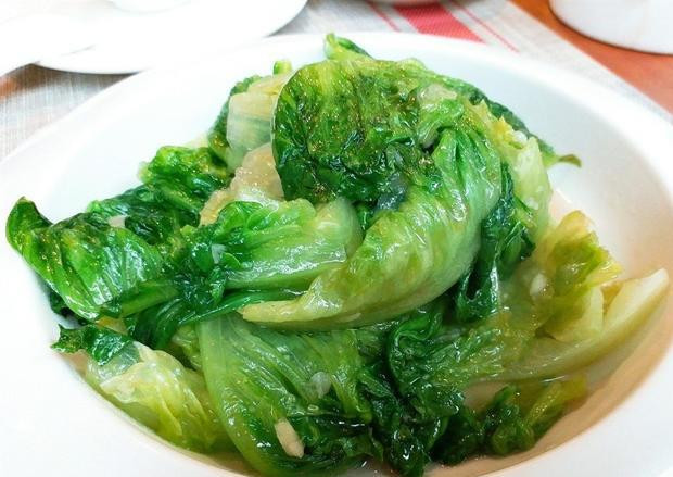 Xà lách còn hỗ trợ bệnh nhân bị Alzheimer bằng cách bảo vệ các nơ-ron thần kinh khỏi bị tổn thương.