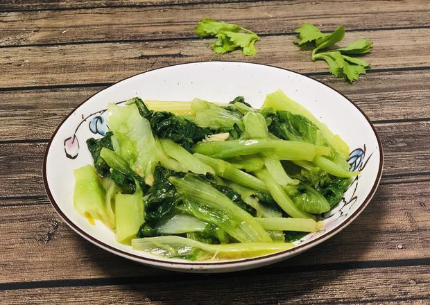 Đầu tiên, cho tỏi đã băm vào chảo dầu sôi, phi cho thật thơm sau đó đổ rau xà lách vào, xào đều tay trên lửa lởn, nêm gia vị và nước cốt gà cho phù hợp, đến khi chín tới là bắc ra ngay.