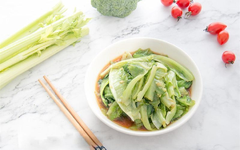 Đặc biệt, vitamin K có trong xà lách vai trò quan trọng trong quá trình trao đổi chất của xương, làm tăng mật độ xương bằng cách thúc đẩy hoạt động của tế bào tạo xương.