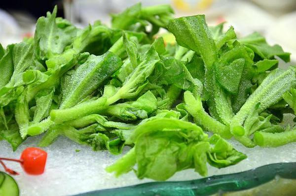 Tuy vậy, vì chưa phổ biến, rau băng khá đắt đỏ và được gọi là rau quý tộc vì không phải ai cũng có điều kiện để ăn.