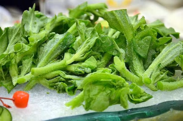 Tuy vậy, vì chưa phổ biến, rau băng khá đắt đỏ và được gọi là rau quý tộc vì không phải ai cũng có điều kiện để ăn.