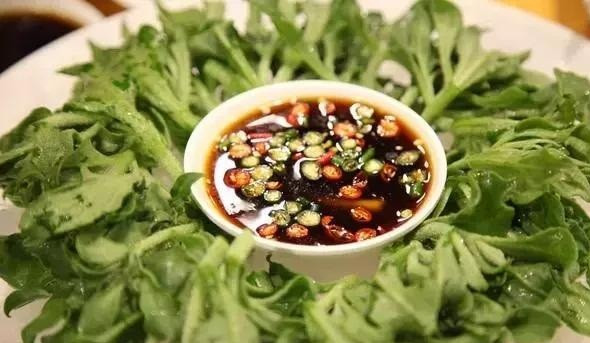 Ngoài lượng muối natri thấp, rau băng còn chứa nhiều loại axit amin, có thể làm chậm tốc độ lão hóa của tế bào não và tăng cường các chức năng của tế bào não.