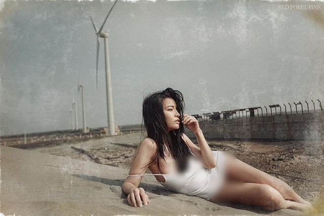 Mới đây, trên trang Instagram cá nhân, Angela Quách đã đăng một loạt ảnh khoe vẻ gợi cảm bốc lửa, ướt át của mình dưới thời tiết nắng nóng.