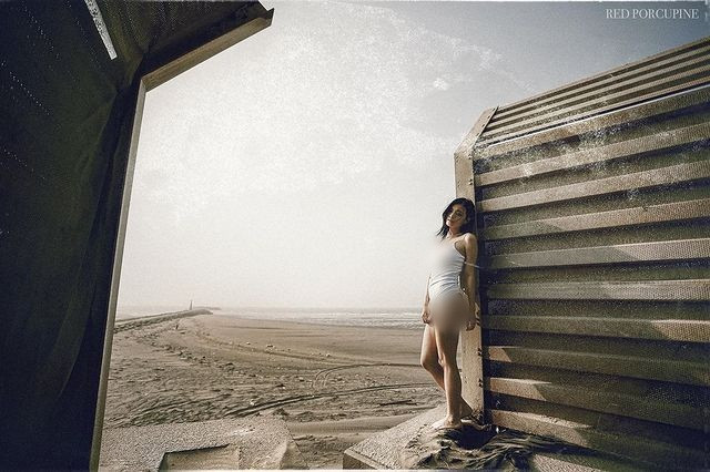 Thậm chí trong một khung hình, Angela Quách còn khoe trọn vòng ba căng tròn mà không che chắn. Sau đó, chính hot girl cũng thừa nhận lần đầu tiên cô thực hiện các look chụp mà không mặc quần.