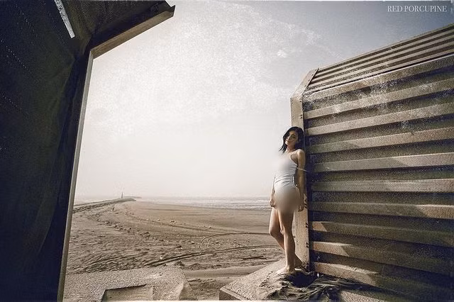 Thậm chí trong một khung hình, Angela Quách còn khoe trọn vòng ba căng tròn mà không che chắn. Sau đó, chính hot girl cũng thừa nhận lần đầu tiên cô thực hiện các look chụp mà không mặc quần.