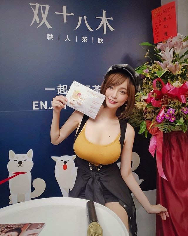 Ngược lại, các fan hâm mộ trung thành của Angela Quách cảm thấy thần tượng của họ từ trước đến nay đã không thiếu lần khoe ngực trần, vì vậy lần này cũng không có gì đáng phải "ném đá", chỉ trích.