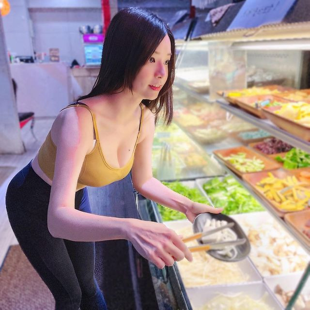 Một bộ phận không nhỏ cư dân mạng cho rằng Angela Quách đang nhầm lẫn giữa gợi cảm và phản cảm.