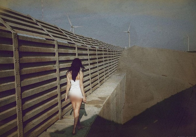 Thế nhưng ngay sau đó, cư dân mạng phát hiện, trong loạt ảnh này, cô nàng không mặc nội y.